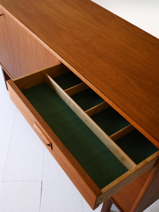 Image 1 of Scandinavisch teakhouten dressoir met gebeeldhouwde laden, jaren 50/60