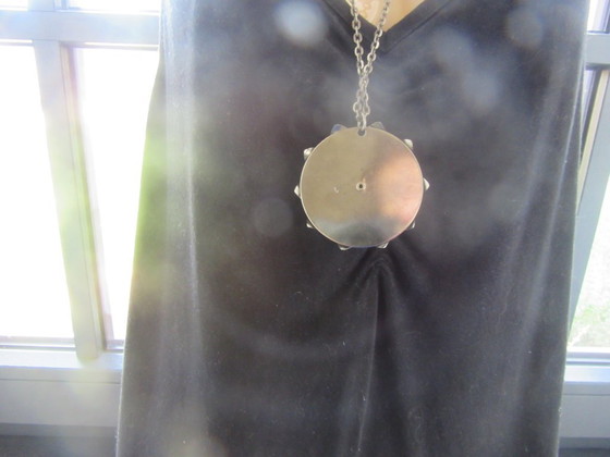 Modernist Flower Daisy Necklace Pendant with Long Chain, vintage – Decorative Objects, Metal (photo 4 of 10)