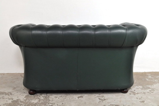 Image 1 of Sofá Chesterfield de dos plazas de época