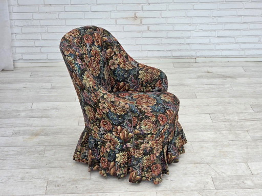 Sillón de cóctel danés de la década de 1960, tapizado en tela jacquard.