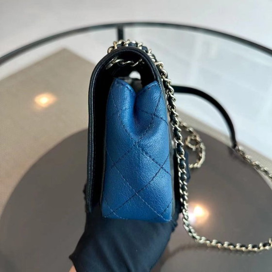 Image 1 of Chanel Seasonal Flap - Mademoiselle Small 23CM Kalfsleer Tweekleurig Zwart Blauw Gouden Hardware Serie 23