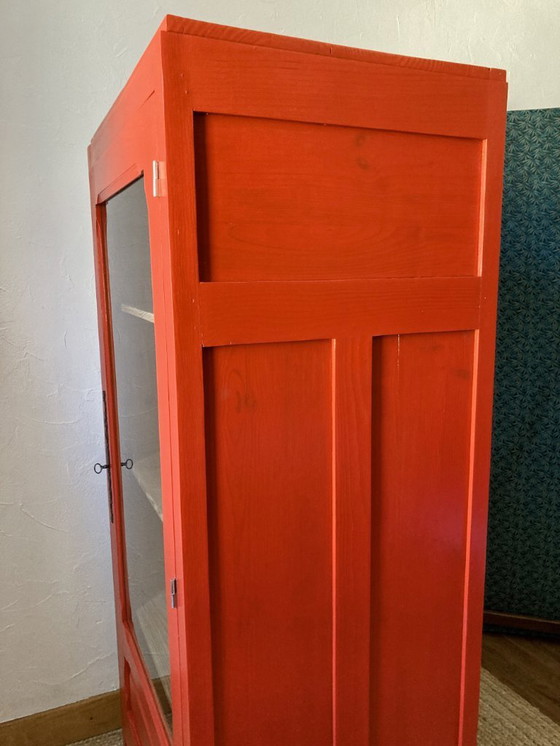 Image 1 of Kledingkast met glazen front, gemaakt van massief grenenhout.