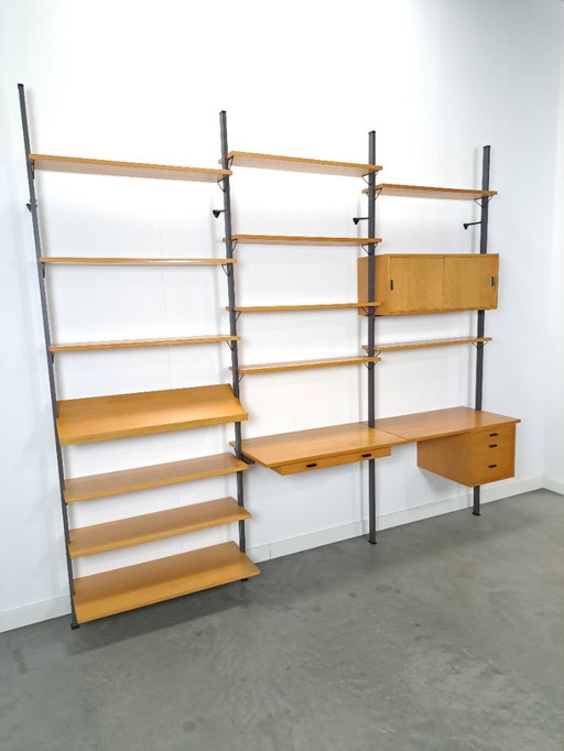 Olof Pira, Suecia, diseña un sistema de pared modular con escritorio.