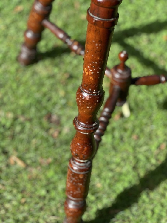 Image 1 of Table d'appoint ancienne avec pieds tournés - vers 1900