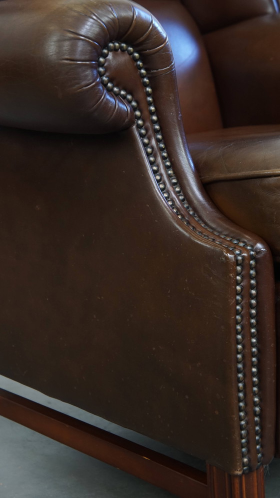 Image 1 of Grote Donkerbruine Gladde Rundleren Chesterfield Oorfauteuil