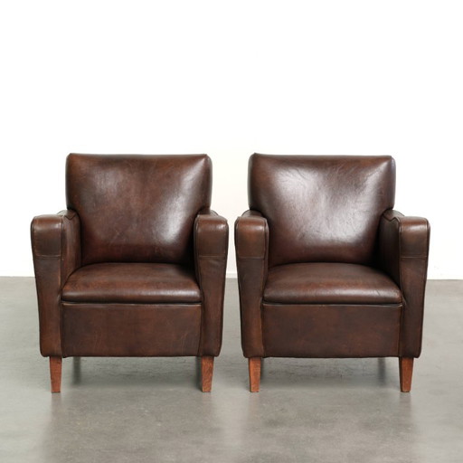 2x Robuster Vintage Schafleder Sessel in einer schönen dunklen Farbe mit einem schönen englischen Design