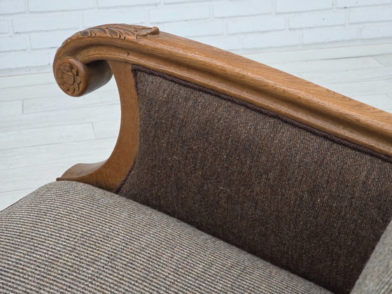 Image 1 of 1950er Jahre, dänisches 3-Sitzer-Sofa, Möbelwolle, massives geschnitztes Eichenholz.