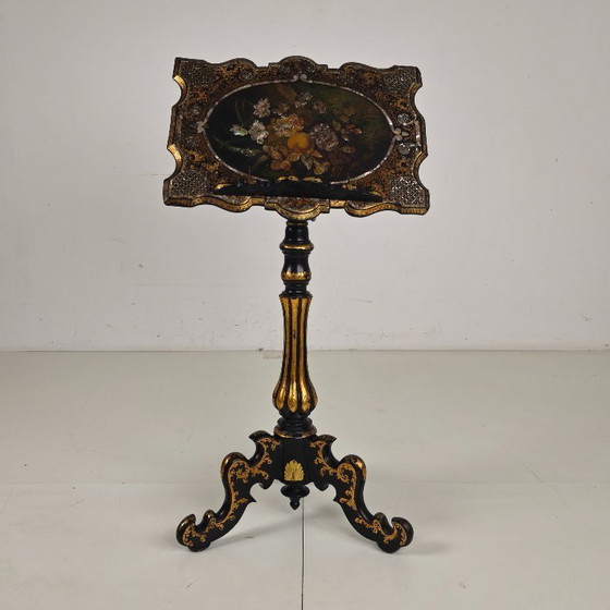 Image 1 of Atril francés antiguo de papel maché lacado con incrustaciones de nácar, ca. 1880.