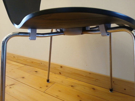 Image 1 of Due originali sedie a forma di farfalla, disegnate da Arne Jacobsen per Fritz Hansen.