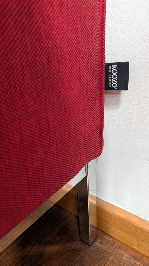 Rotes Sofa der belgischen Marke KOOZO
