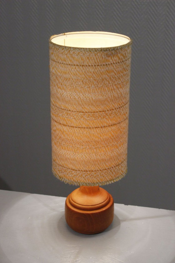 Image 1 of Vintage tafellamp in Scandinavische stijl, gedraaid hout en stof, jaren 70.