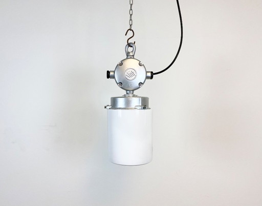 Lampada a sospensione industriale vintage in alluminio con vetro opalino, anni '70