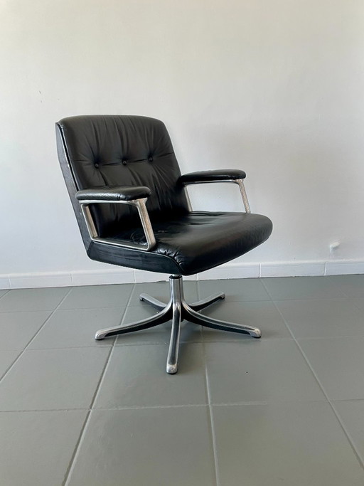 Poltrona modello P126, disegnata da Osvaldo Borsani per la prestigiosa azienda italiana Tecno S.p.A. nel 1966.