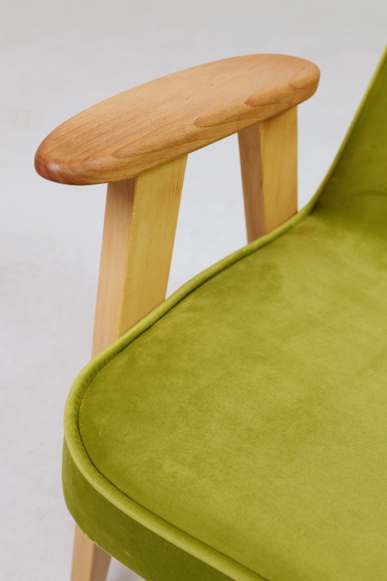 Image 1 of Vintage loungestoel, perengroen fluweel, natuurlijk geolied hout.