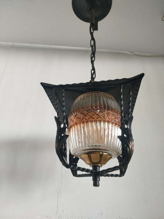 Image 1 of Lampada a sospensione a lanterna con vetro scanalato bianco ambrato.