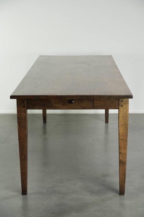 Beautiful French farmhouse dining table from early/mid-19th century, solid oak with 2 drawers – Wood (photo 6 of 12)