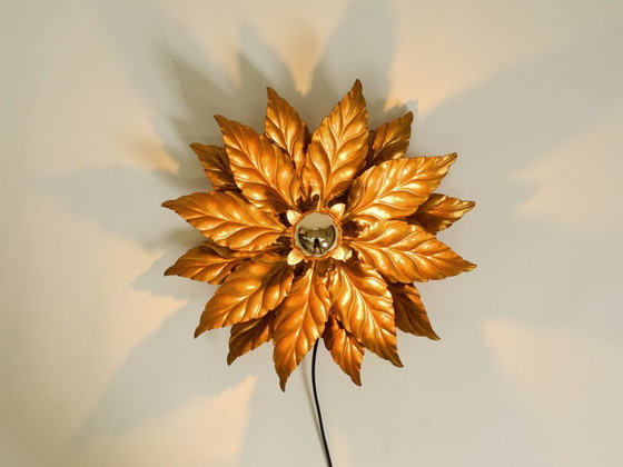 Image 1 of Rare grande lampe de plafond ou applique murale de style florentin, plaquée or, signée Hans Kögl, datant des années 1980.