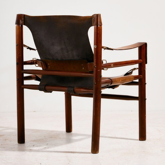 Image 1 of Poltrona e pouf in pelle di vitello ungherese, set da 2