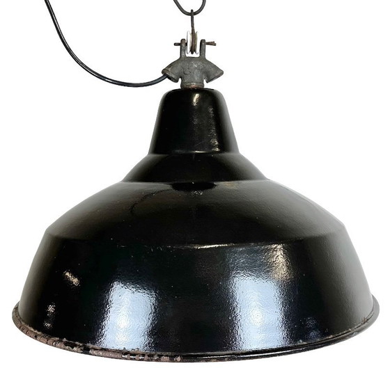 Image 1 of Industriële zwarte geëmailleerde fabriekslamp met gietijzeren bovenkant, jaren 50