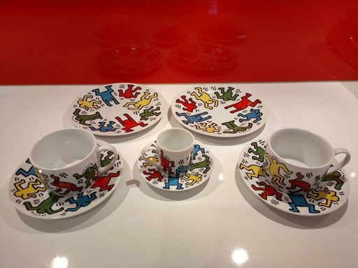 Vaisselle Keith Haring : 2 assiettes plates, 2 tasses à café et soucoupes, 1 tasse à expresso et soucoupe