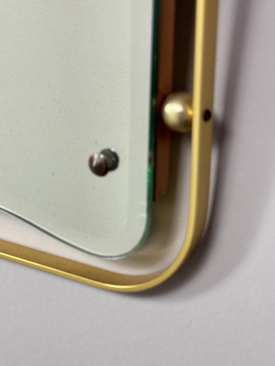 Image 1 of Grande specchio vintage con elegante cornice in ottone e vetro sfaccettato a forma libera, anni '60.