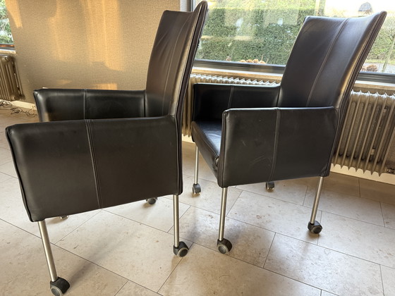 Image 1 of 10 zwart leren eetkamer / kantoorstoelen op wieltjes