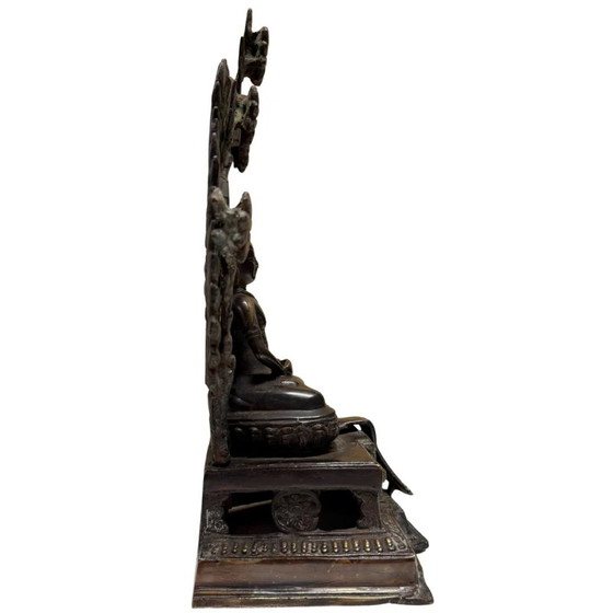 Bouddha Shakyamuni de l'Himalaya antique avec auréole – XVIIe-XVIIIe siècle – Lot 406 – Sculptures, Bronze (photo 13 of 25)