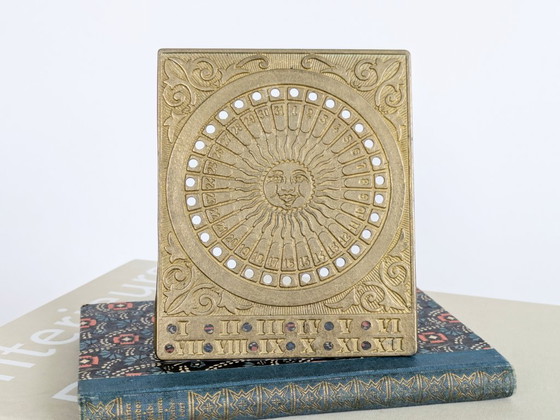 Calendrier perpétuel de table en laiton antique avec motif solaire et zodiaque – Objets déco, Brass (photo 3 of 12)
