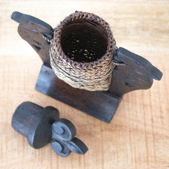 Vintage Zuid-Aziatische kleine rotan mand met houten knaagdierversieringen – Decoratieve objecten, Rattan (photo 5 of 8)