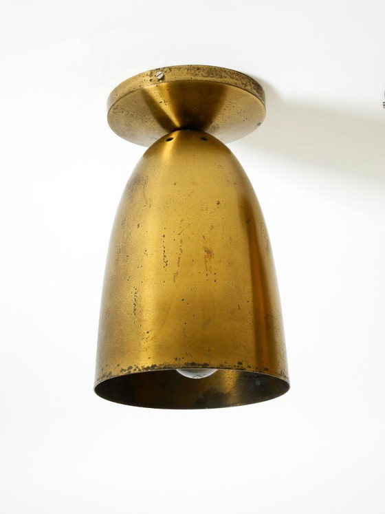 Image 1 of Une paire de grands plafonniers originaux en laiton, de style moderne du milieu du siècle.