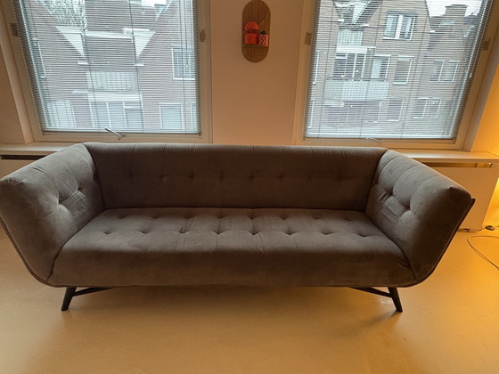 Image 1 of Wunderschönes 3-Sitzer-Sofa und passender Hocker aus Samt von Wulf Wonen