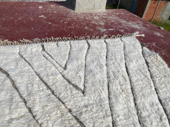 Image 1 of Minimalistisch Beni Ouarain tapijt 300x200 cm – Handgemaakt Marokkaans wollen tapijt – Ivoor Berber geometrisch design