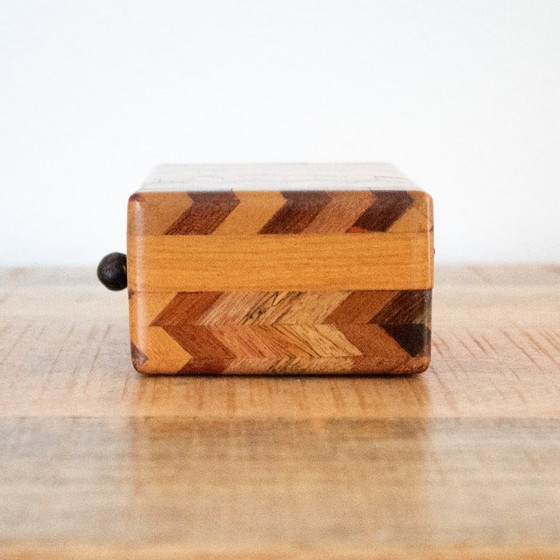 Image 1 of Scatola vintage in legno con intarsio a spina di pesce
