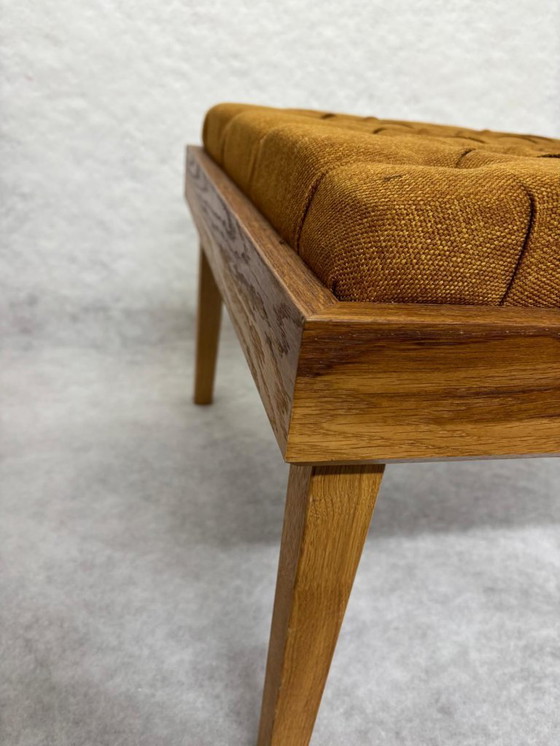 Image 1 of Unieke eikenhouten poef met donkerbruin patroon | Inclusief 2 inlegpoefjes (capiton & patchwork)