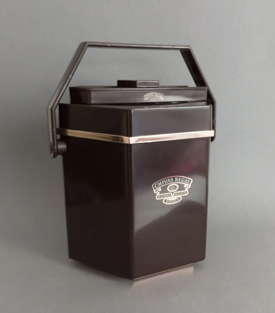 Image 1 of Zeldzame vintage Chivas Regal whisky design bruin/goud luxe ijsemmer + tang 1980's