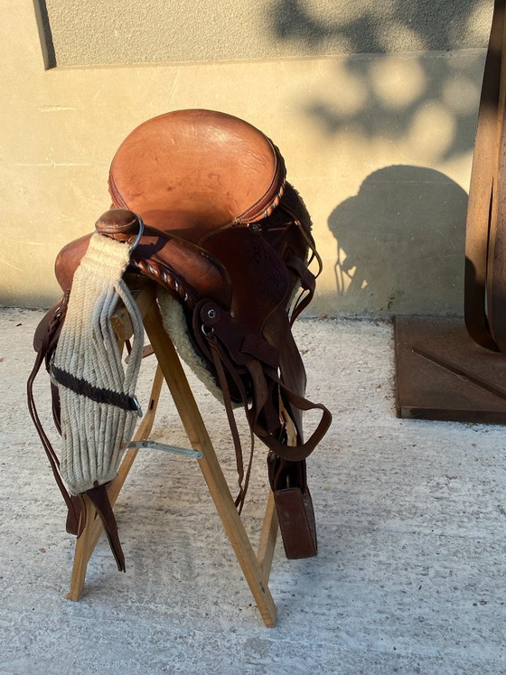 Western rijzadel, leer bekleed met schapenvacht, circa 2000 – Decoratie, Leather, Metal (photo 3 of 5)