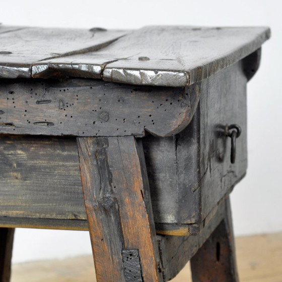 Image 1 of Mesita auxiliar española de roble, siglo XVIII.