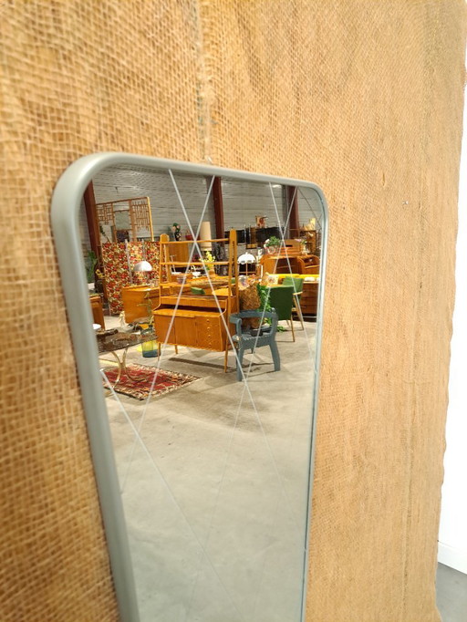 Spiegel met grijze kunststof rand en witte lijnen in het glas