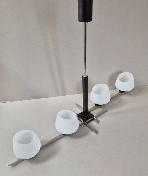 Lampada a sospensione vintage anni '50 di Arlus House in acciaio cromato e vetro opalino.