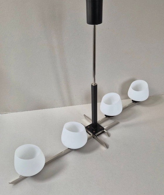 Image 1 of Lampada a sospensione vintage anni '50 di Arlus House in acciaio cromato e vetro opalino.