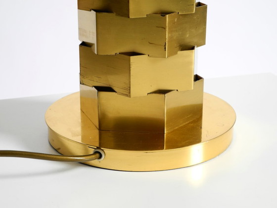 Image 1 of Einzigartige große Messing-Tischlampe aus den 1960er Jahren von den Vereinigten Werkstätten mit beleuchtetem Sockel