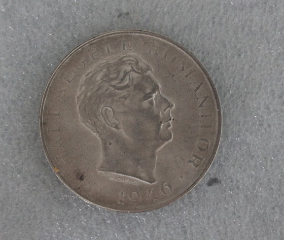 Image 1 of ROMANIA 100000 LEI uit 1946, zilveren munt, 700 fijnheid, tekenen van ouderdom en slijtage.