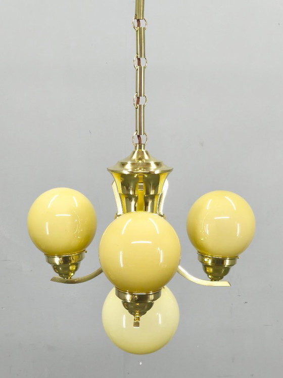 Image 1 of Lámpara de araña Art Déco de latón y cristal opalino, década de 1930.