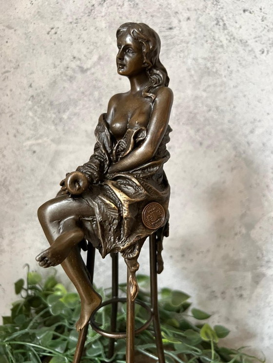 Image 1 of Bronzestatue einer Dame auf einem Stuhl mit einem Apfel