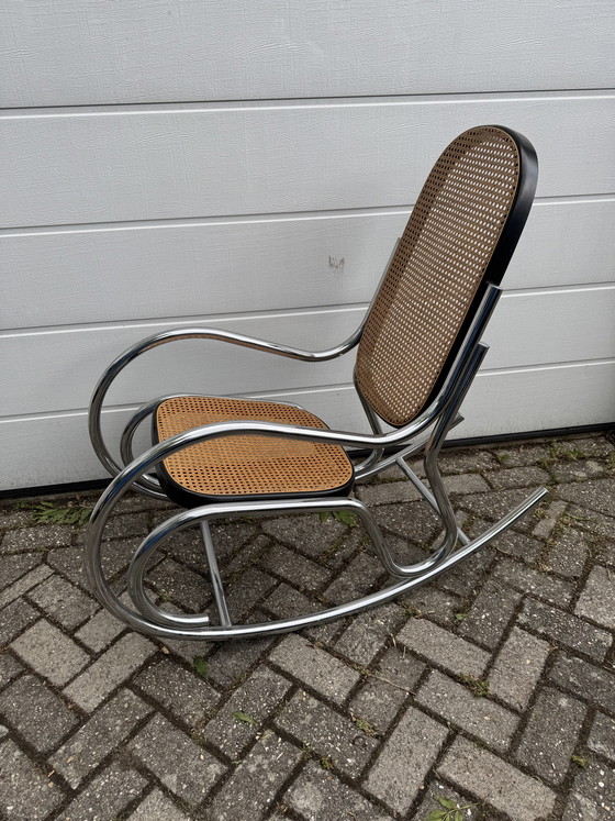 Image 1 of Sedia a dondolo vintage in stile Marcel Breuer con struttura cromata e seduta in vimini.