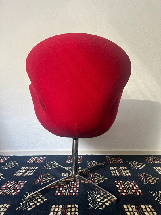 Arne Jacobsen, Swan Chair, swivel armchair with red fabric upholstery, Chrome, Metal (photo 4 of 7)