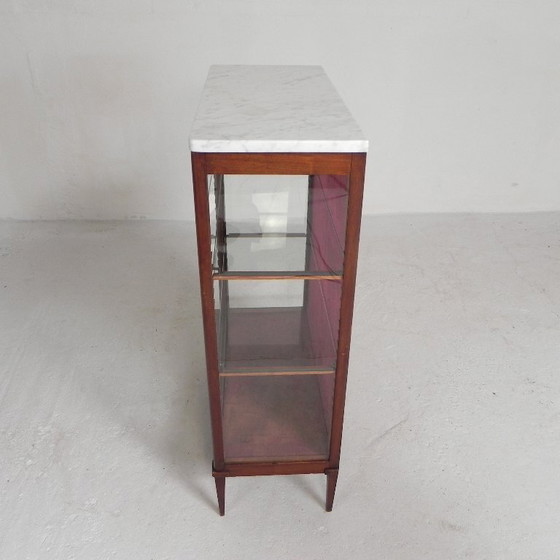 Image 1 of Vitrina de caoba con tapa de mármol, década de 1920.