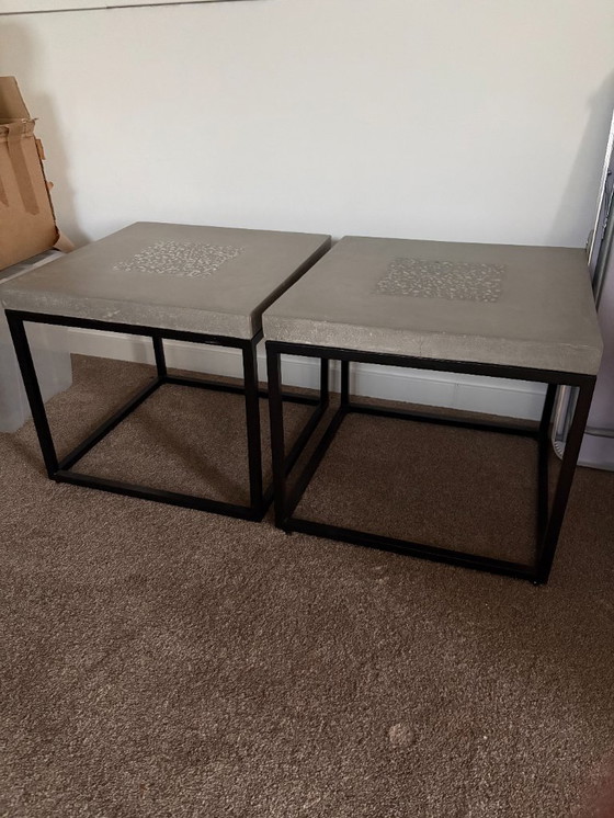 Image 1 of Mesas auxiliares con piedras de hormigón y motivo