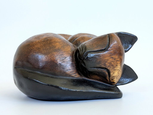 Serre-livres/presse-papiers en teck, style scandinave, représentant un chat siamois endormi.