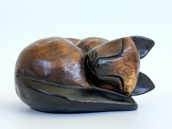 Image 1 of Serre-livres/presse-papiers en teck, style scandinave, représentant un chat siamois endormi.